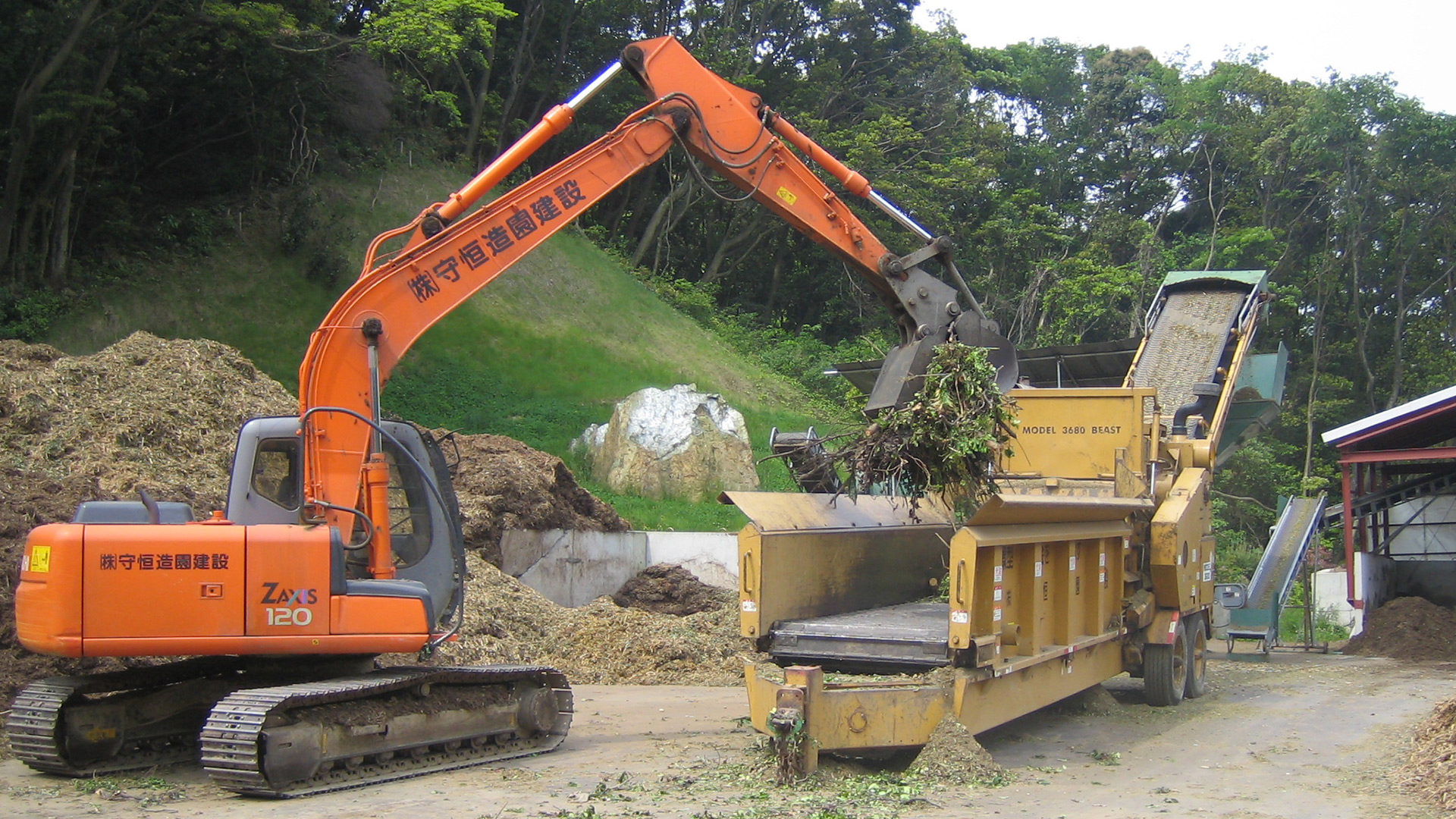 造成現場、道路工事などから発生する幹・枝葉・根株等を破砕（チップ化）し、敷き料、堆肥などへの再資源化をしています。